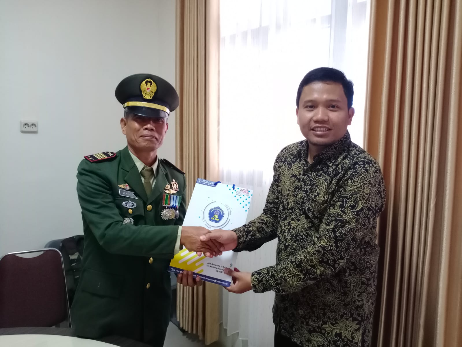 Sd Ump Gelar Upacara Peringati Hut Tni Danramil Kembaran Sd Ump